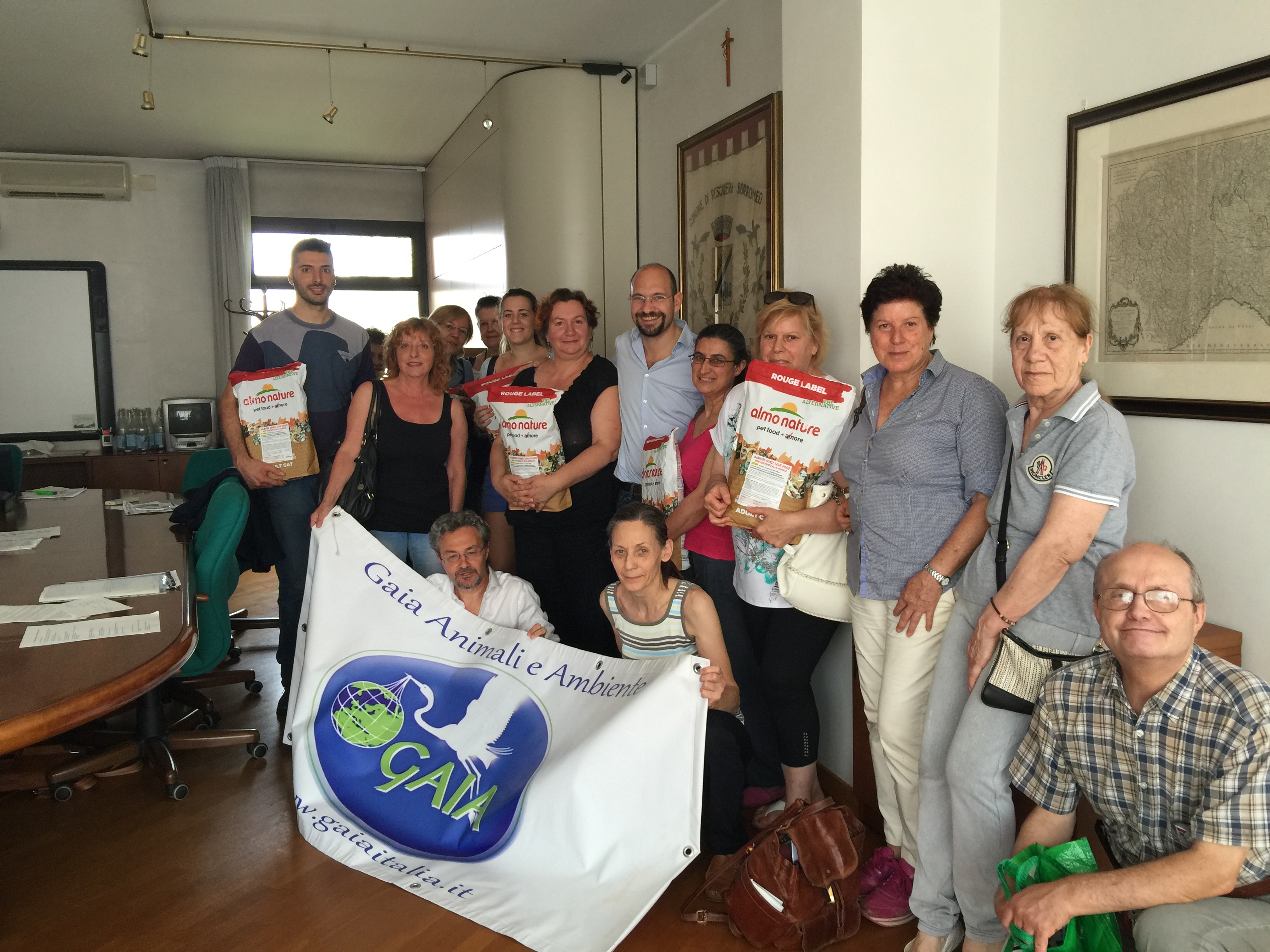 almo sala giunta del comune - assessori parisotto e righini al centro con edgar meyer consegnano la donazione ai tutor di colonia felina di peschiera borromeo img_2211